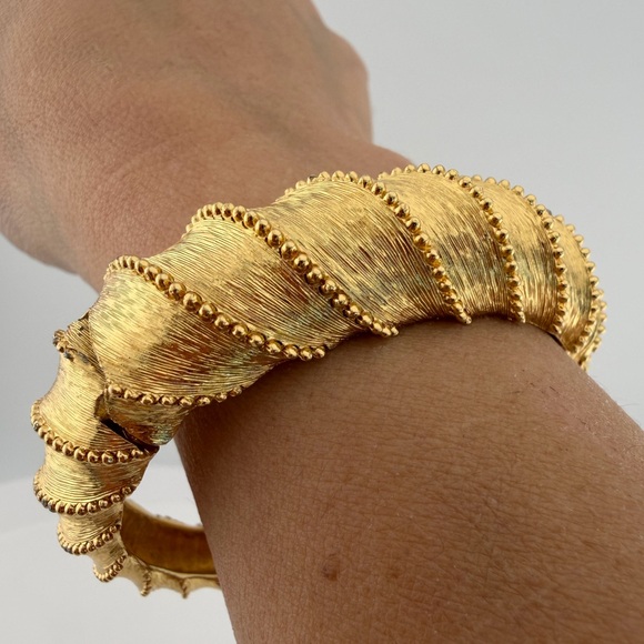 Vintage Monet textured gold bangle bracelet 1960-1970s - Picture 12 of 14
